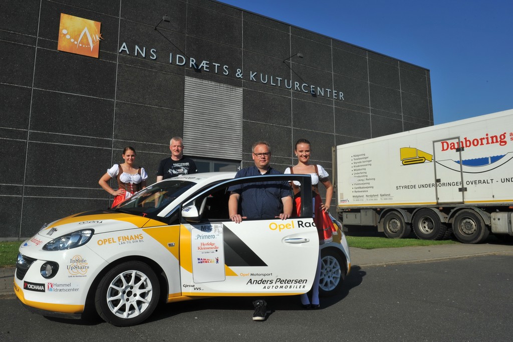 Ans Idræts- og Kultur Center danner fredag den 21. og lørdag den 22. oktober rammen om Danboring Rally Denmark. Her ses Kjellerup og Omegns formand Stig Kristensen (t.v.) og den flerdobbelte Danmarksmester Christian Jensen med to heidipiger og en af de rallypiger, som vil være med.